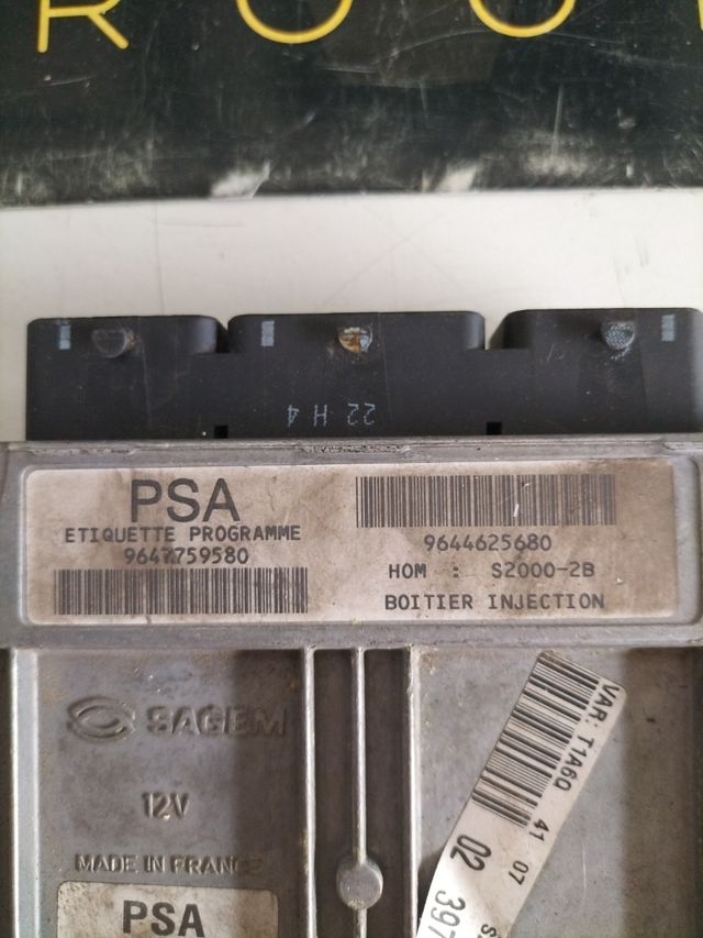 Centralita motor Peugeot Citroën 1.4 Gasolina SAGEM
Referencia original : 9647759580 - 9644625680 S2000-2B