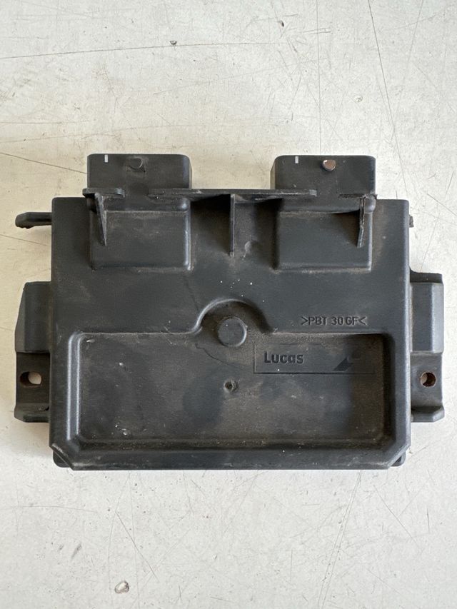 Centralita motor Peugeot / Citroen
referencia original : 9639587680 / 9640899880
Marca : Lucas