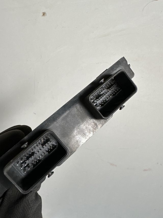 Centralita motor Peugeot / Citroen
referencia original : 9639587680 / 9640899880
Marca : Lucas