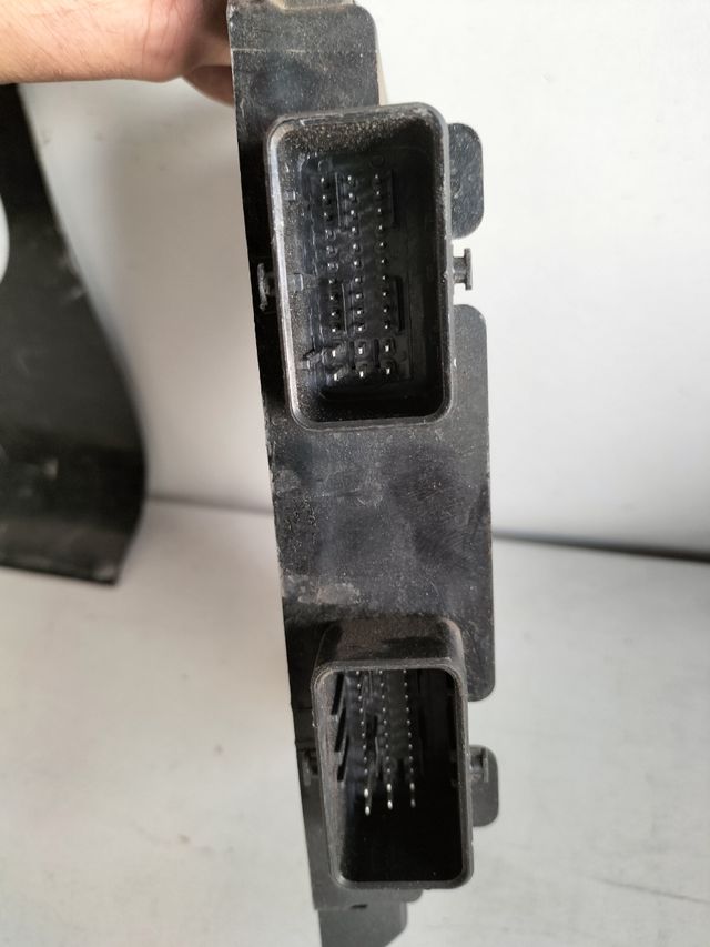 Centralita motor Peugeot Partner 19D
Referencia original : 9650359580 - 9650360280