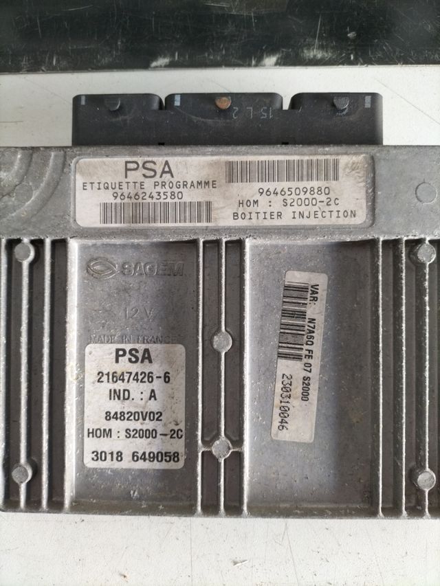 Centralita motor Peugeot Citroën
Referencia original : 9646243580-9646509880
