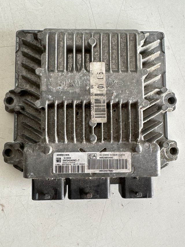 Centralita motor Siemens SID806 Peugeot Citroen
Referencia original : 9662685480 - 9653451880
Referencia Siemens : 5WS40409C