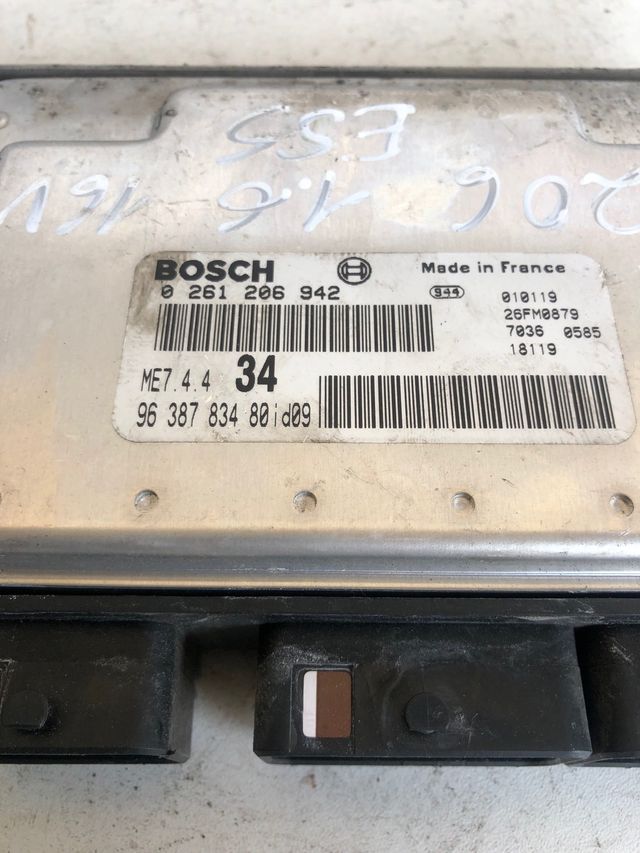 Centralita motor Peugeot 206 1.6 16v gasolina
Referencia original : 9638783480
Referencia Bosch : 0261206942