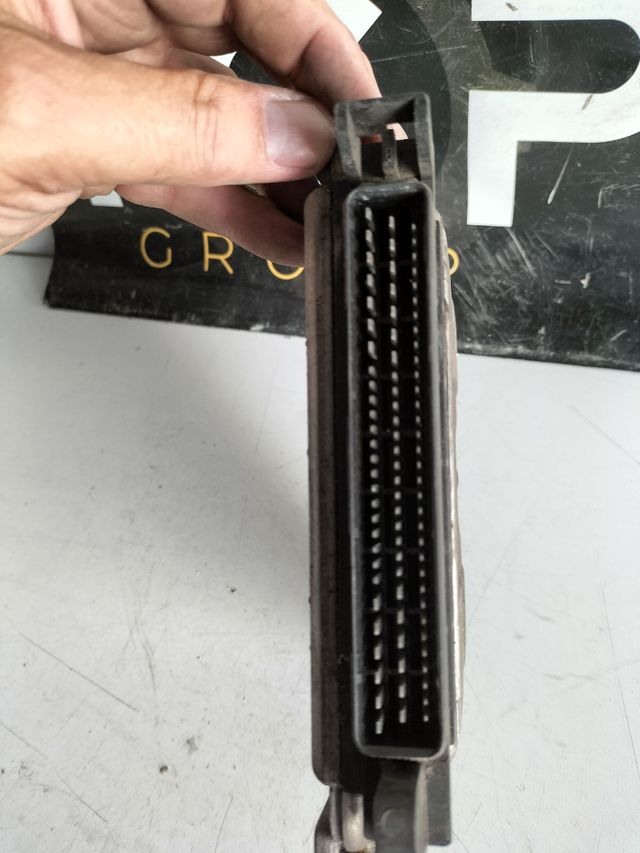 Centralita motor Peugeot / Citroen 20HDI Referencia Bosch : 0281010135 Referencia original : 9636254580 EDC15C2
