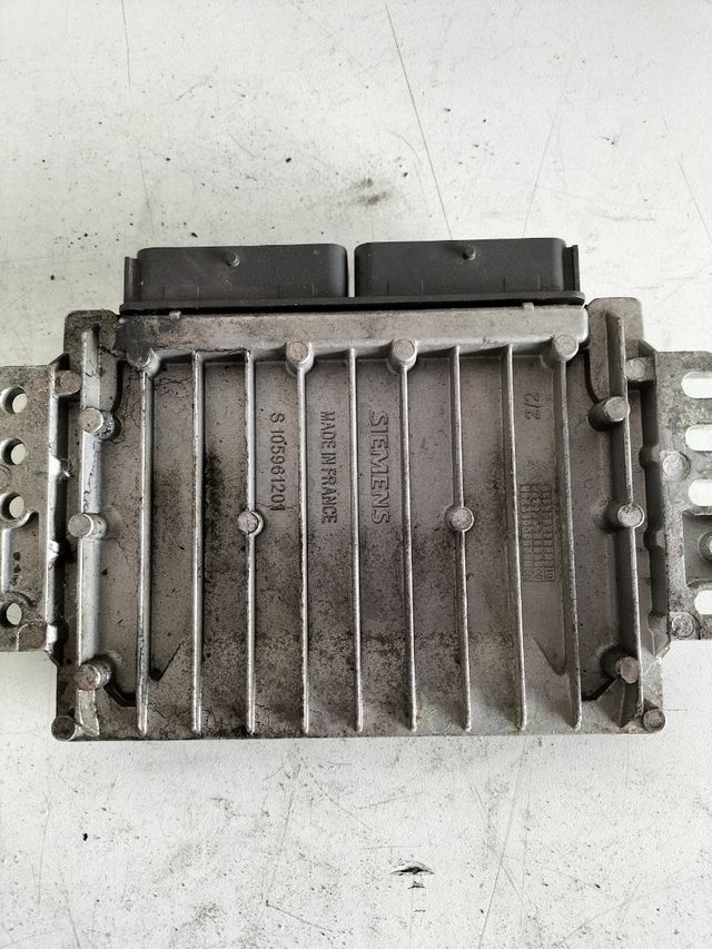 Centralita motor Renault Referencia original : 8200039797 - 7700110471 Referencia Siemens : S110030058A Sirius 32