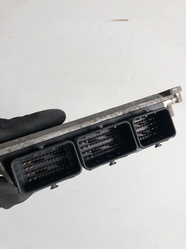 Centralita motor Renault Master 2.5 DCI Referencia Bosch : 0281011254 Referencia original : 8200236624 / 8200236618