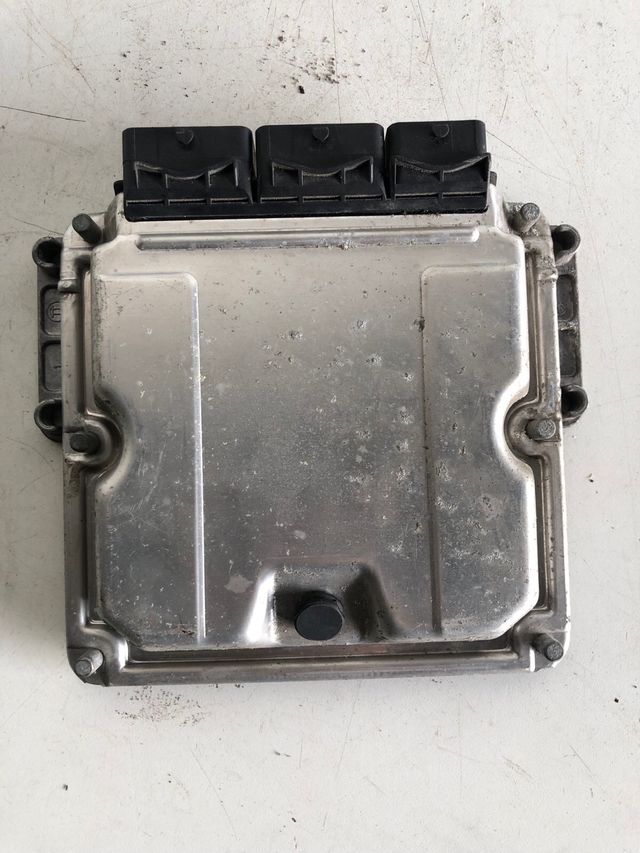 Centralita motor Renault Master 2.5 DCI Referencia Bosch : 0281011254 Referencia original : 8200236624 / 8200236618