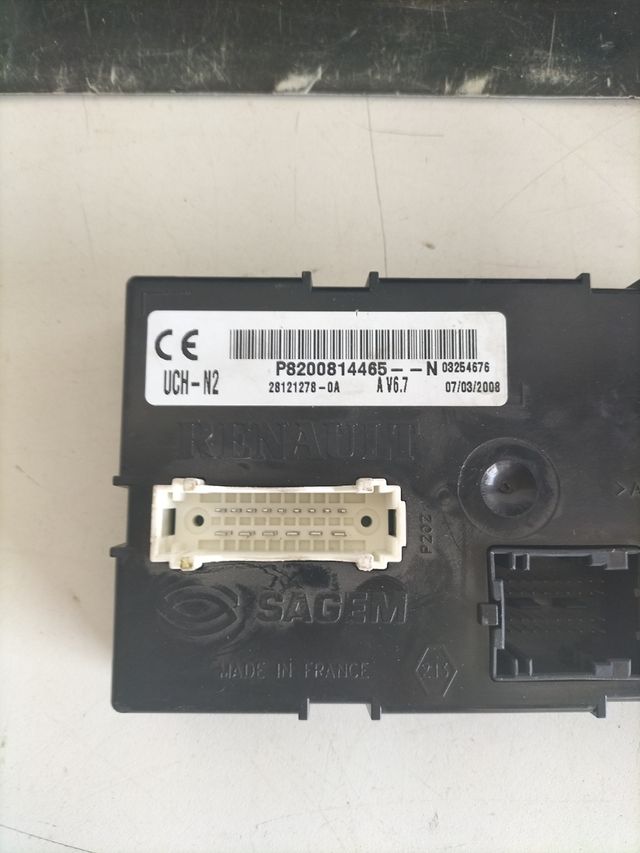 Caja de reles UCH RENAULT Trafic 2 2.0L DCI Referencia original : 8200814465