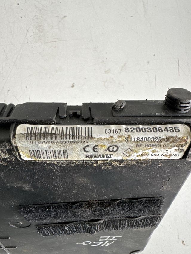 Caja de reles / fusibles UCH X84 Renault megane II / scenic II Referencia renault : 8200306435 Referencia siemens : S118400320