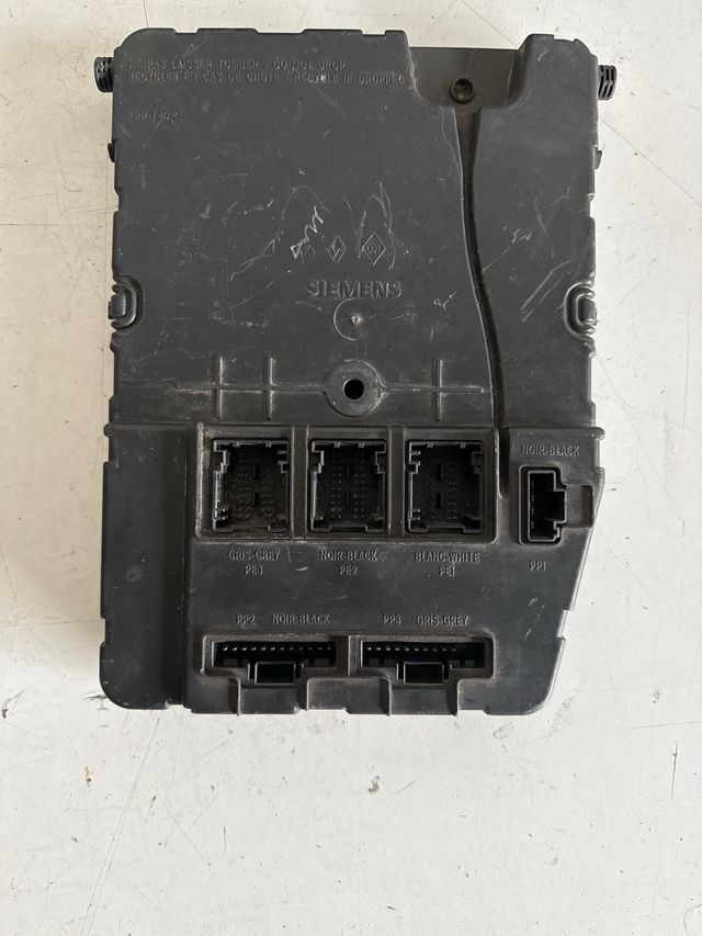 Caja de reles / fusibles renault scenic II Referencia Renault : 8200606831
