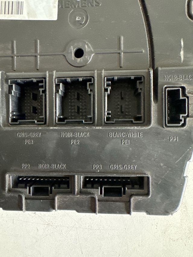 Caja de reles / fusibles Renault megane II Referencia original: 8200433198 Referencia siemens : S118400260 E