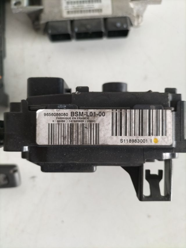 kit de arranque peugeot 407 2.0 gasolina IAW 6LP1 .12 ECU Referencia original : 9651927980 - 9655354880 - SW16.662.074 BSM Referencia original PSA : 9656086080 BSM L01-00 - S118983001  /                  
BSI Referencia  : 9655221180 BSI-S03-00 - S120104600