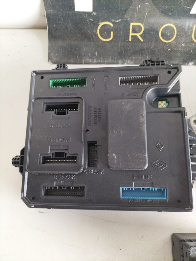 kit de arranque Renault Mégane III gasolina 1.4 ECU Referencia original : 237100293R - 237100572 R V29006690A - 9278081757 BCM Referencia : BCM X95 ATIC L3 S180098201 - 284B13297R