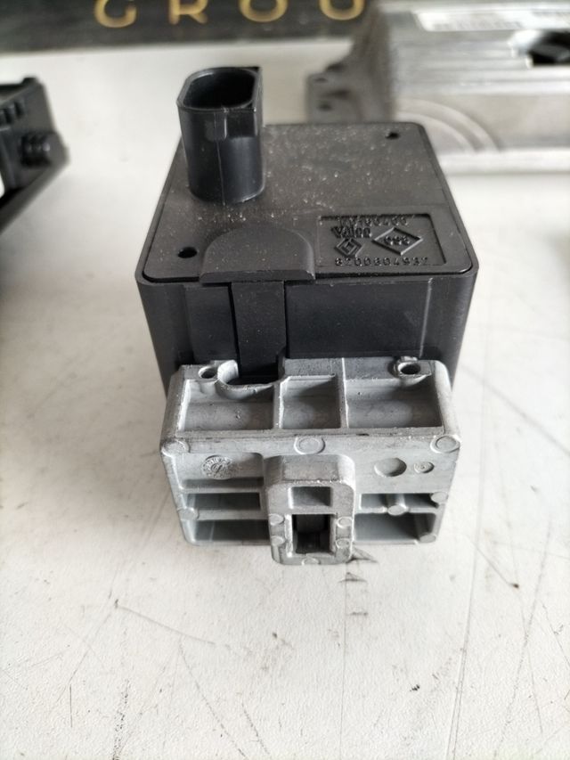 kit de arranque Renault Mégane III gasolina 1.4 ECU Referencia original : 237100293R - 237100572 R V29006690A - 9278081757 BCM Referencia : BCM X95 ATIC L3 S180098201 - 284B13297R