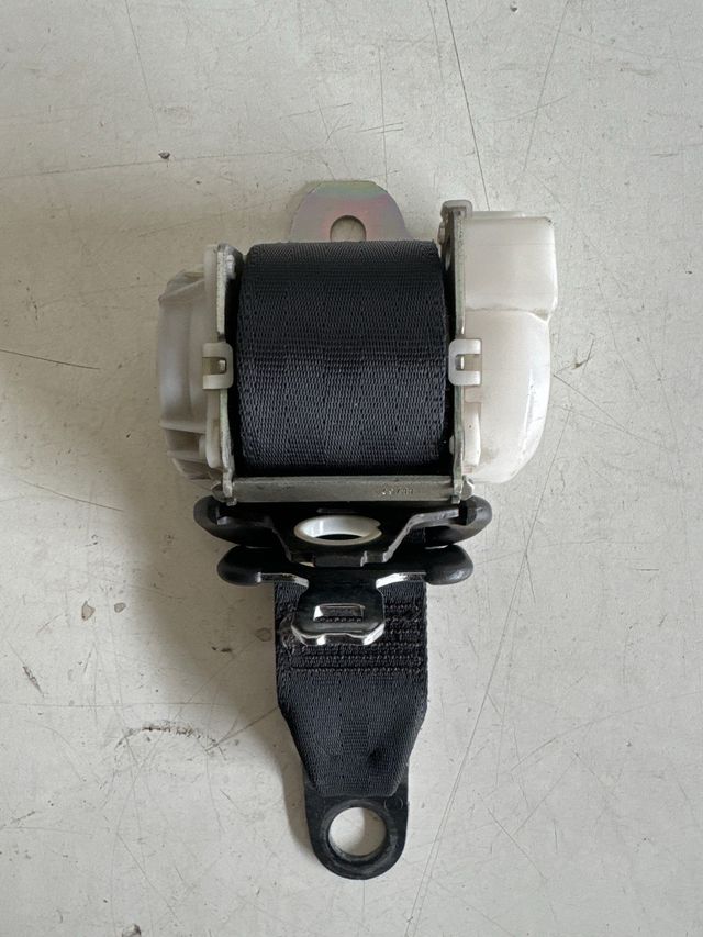 Cinturon trasero izquierdo Citroen c1 / Peugeot 107 / Toyota Aygo 2005-2014, 5 puertas Referencia original : 7P2200