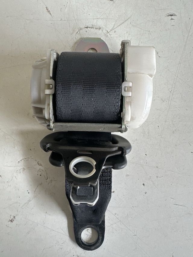 Cinturon trasero izquierdo Citroen c1 / Peugeot 107 / Toyota Aygo 2005-2014, 5 puertas Referencia original : 7P2200