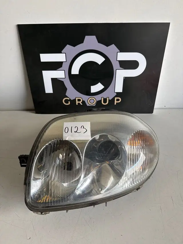 Faro delantero izquierdo renault clio II 1998-2001 Observación : dos patillas rotas, precio rebajado
